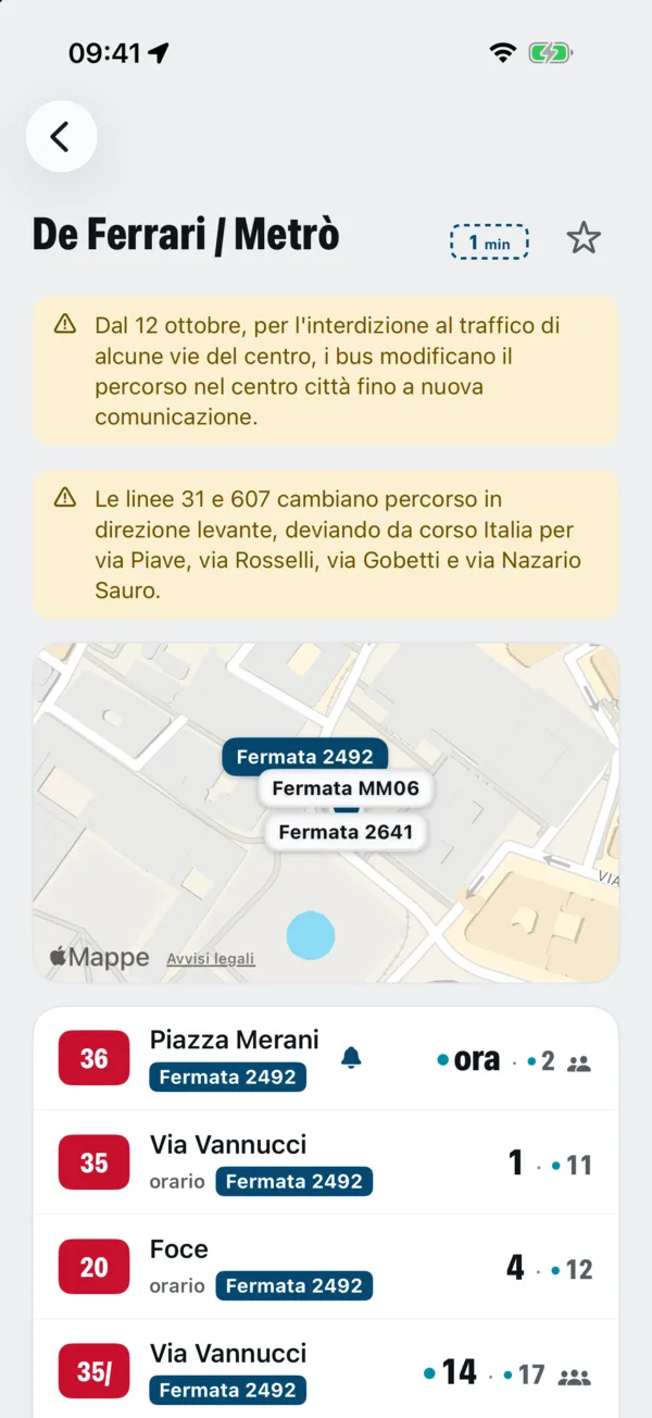 Una fermata in Zena con gli avvisi AMT sulle linee interessate e il tabellone delle partenze.
